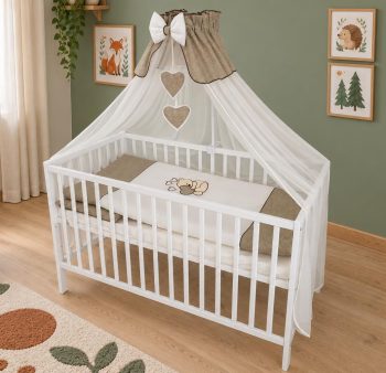 Łóżeczko dziecięce Classic Nest 120x60 cm z materacem, beżową pościelą z haftem misia i baldachimem