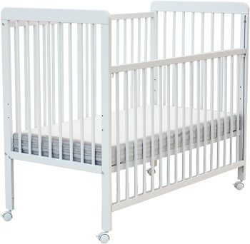 Webaby drewniane łóżeczko dziecięce z przesuwną barierą dla niemowląt 60 x 120 LIVO White | 3 wysokości regulowana podstawa skrzyni | 4 wielokierunkowe koła z hamulcem